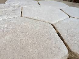 Fabricant et vendeur de carrelage en pierre naturelle sur mesure pour extérieur pour création d'une terrasse autour d'une piscine à Beaune en Bourgogne