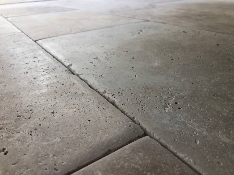 Le carrelage en pierre naturelle Travertin vieilli bombé à la main