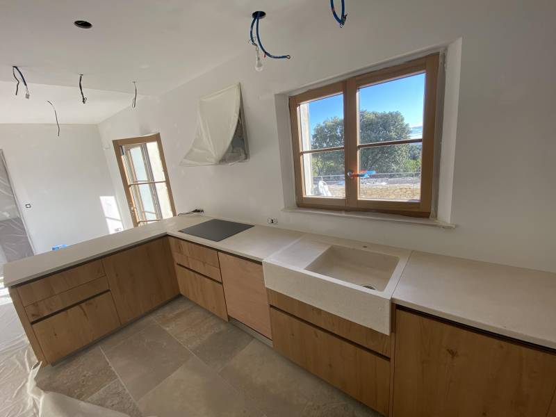 Roche d'Or : La Pierre Naturelle pour Sublimer les Plus Belles Demeures de la Côte d'Azur.