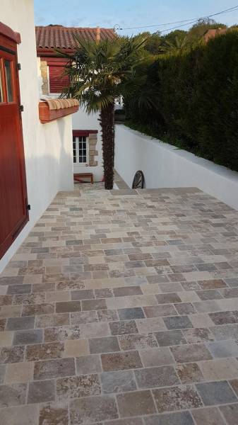 Travertin pierre naturelle au 36 rue de Bourgogne à Paris