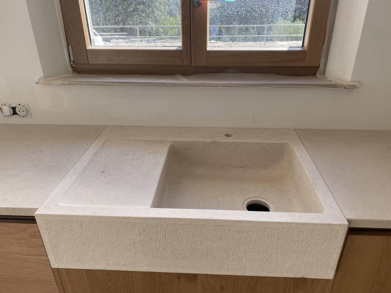 Roche d'Or : La Pierre Naturelle pour Sublimer les Plus Belles Demeures de la Côte d'Azur.