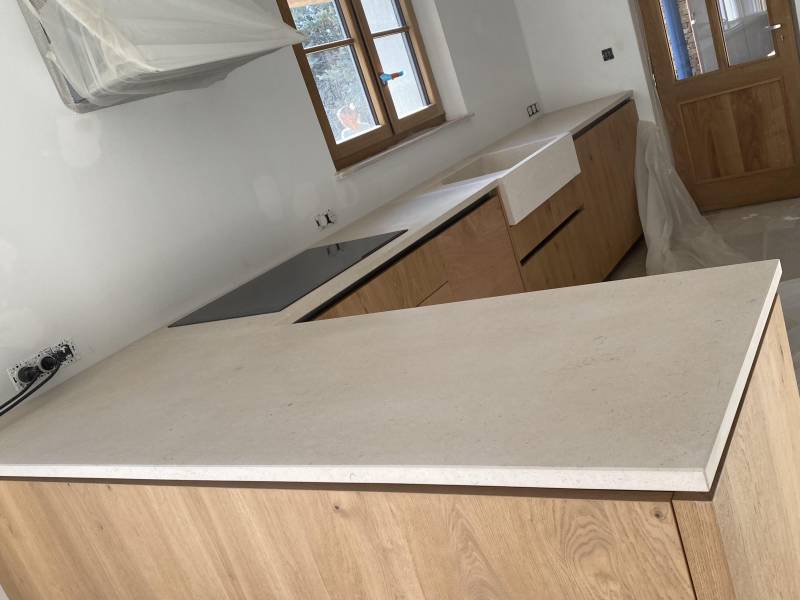 Roche d'Or : La Pierre Naturelle pour Sublimer les Plus Belles Demeures de la Côte d'Azur.