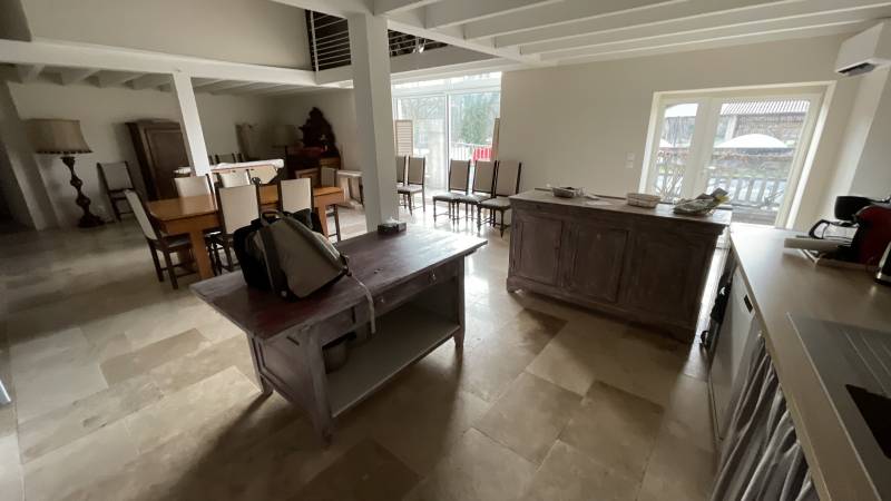 Choisissez parmi notre sélection de carrelage travertin. Le travertin, une pierre naturelle pour une salle de bain élégante et durable