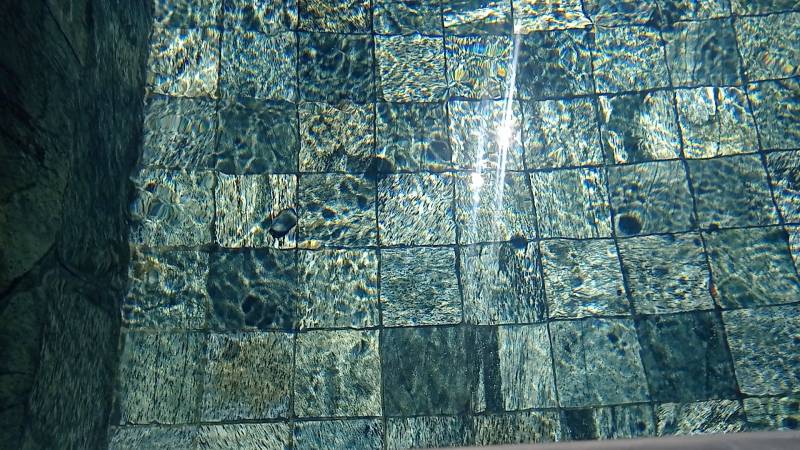 La véritable Pierre de Bali, pierre naturelle pour piscine et bassin.