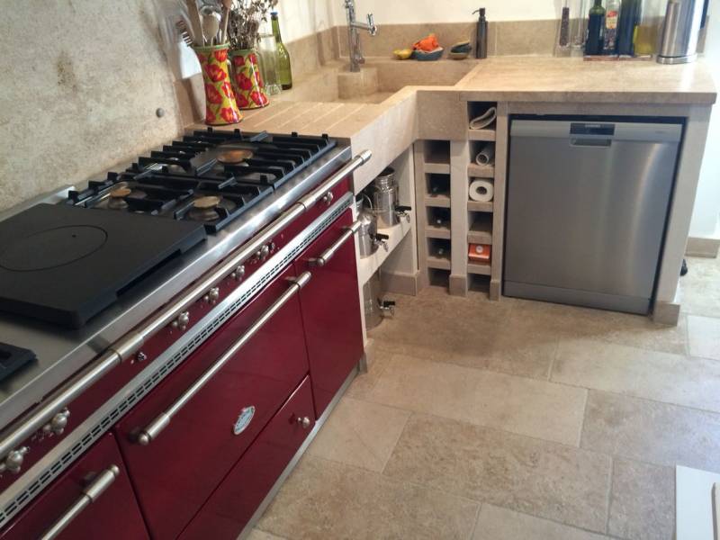 Cuisine intérieur en carrelage pierre contemporain en pierre de Bourgogne à Béziers