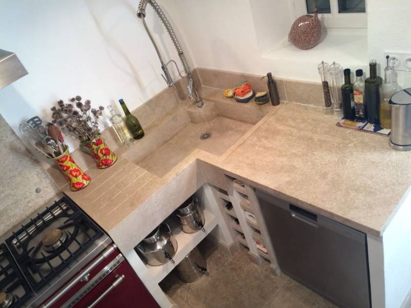 Evier massif avec plan de travail en pierre naturelle brossée patinée, épaisseur 4cm à Montclus, Bernas proche Barjac