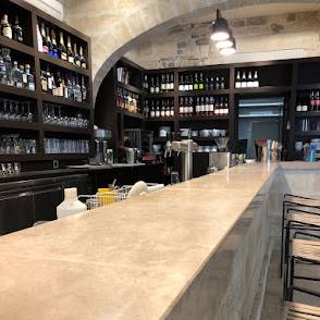 Plan de travail et bar en pierre naturelle de France : livraison à Neuilly-sur-Seine (Hauts-de-Seine, Île-de-France).