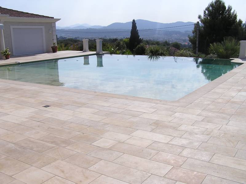 Dallage pierre extérieur pour terrasse piscine, réalisation Toulon 83