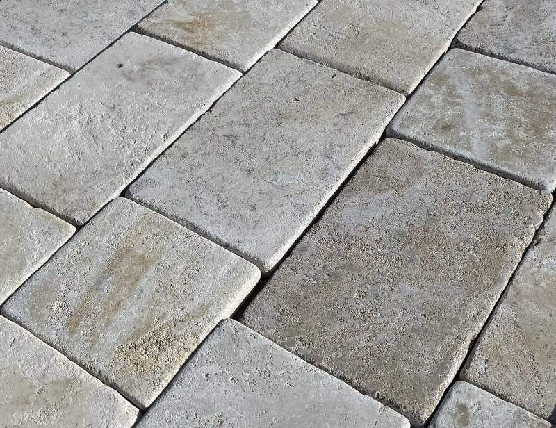 Pavés Antica en Pierre Naturelle : Cachet Authentique et Pose Traditionnelle.