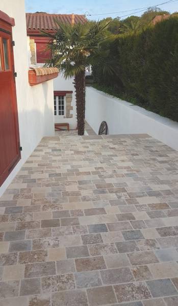 Dallage en pierre naturelle de France : livraison à Vesancy (Ain, Auvergne-Rhône-Alpes).