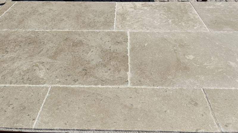 Pierre du Périgord, pierre de Dordogne pour dallage intérieur et terrasse extérieure, plage de piscine LIMEYRAT