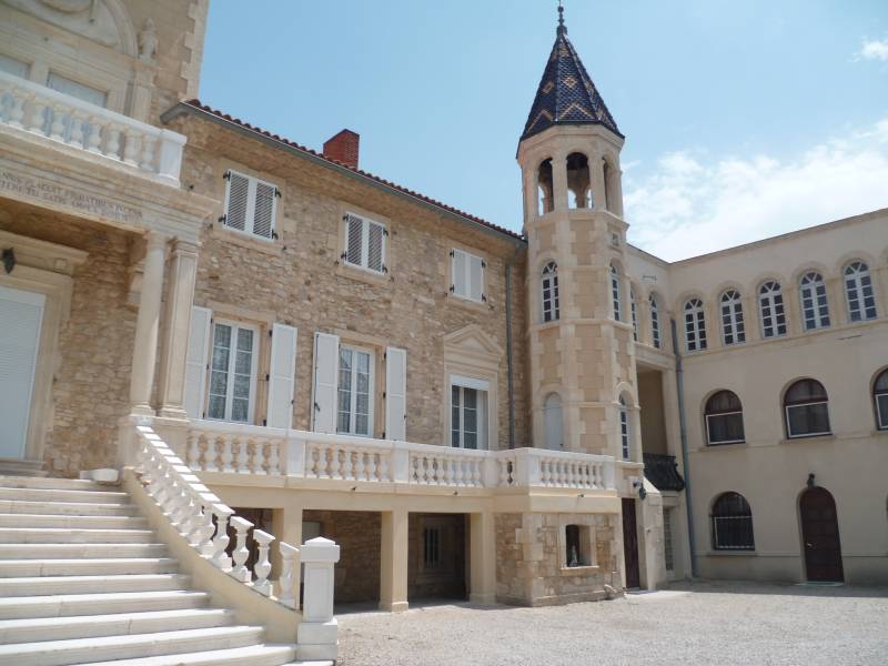 Escalier avec balustrades de château en pierre à TOULON