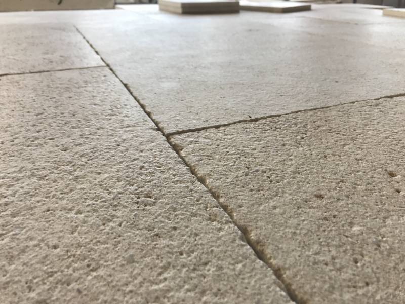 Matériaux authentiques, les pierres naturelles de Dordogne pour dallage intérieur et extérieur de Paris à Nice, de Lyon à Bordeaux, de Bastia à Nantes.