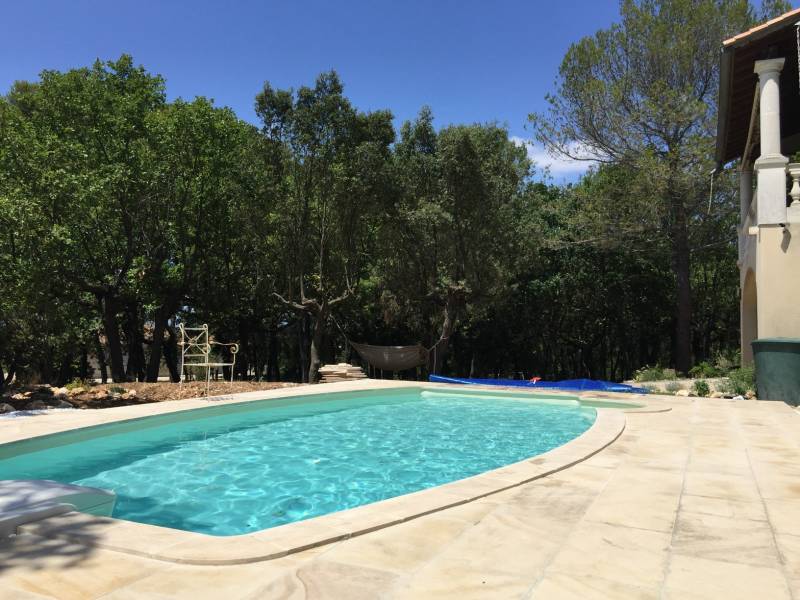 Dallage Pierre clair vieillie pour terrasse de piscine à Nîmes, Cavaillon