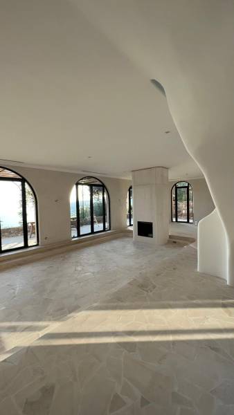 Dallage intérieur en Pierre Naturelle de France en Opus Incertum – Authenticité et Caractère.