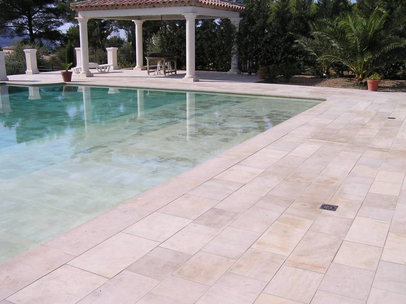 Terrasse et plage de piscine en pierre naturelle de Dordogne, Périgord brut de sciage