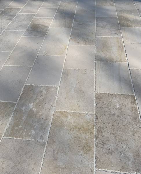 Carrelage pierre naturelle pour terrasse et sol intérieur, Travertin, pierre du Périgord. Paris et Bordeaux
