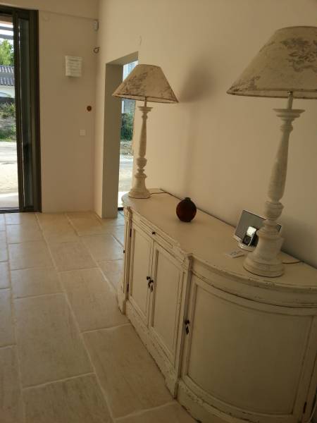 Sol en pierre en pierre Mauvy clair bombé et patiné entre Cavaillon et Manosque