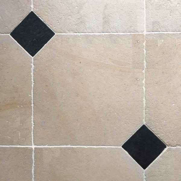 Dallage en pierre naturelle de France : livraison à Neuilly-sur-Seine (Hauts-de-Seine, Île-de-France).