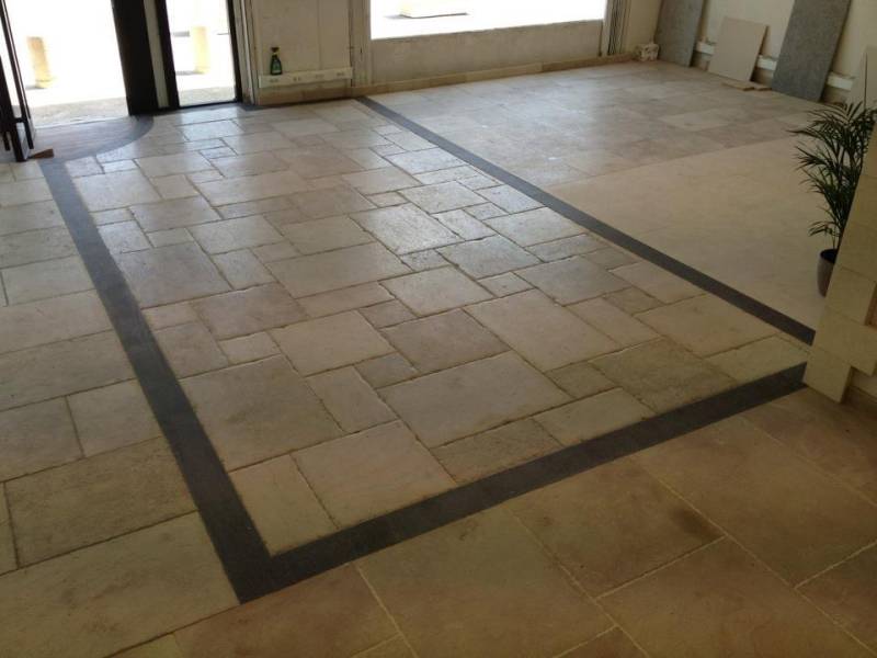 Dallage en Pierre Naturelle Finition Monastère - ROCHE D’OR : Élégance Authentique