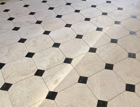 La pierre de Cassis, autrefois extraite en Provence, n'étant plus exploitée, nous proposons désormais la pierre Sainte-Croix B5 comme alternative idéale pour vos éviers et carrelages.