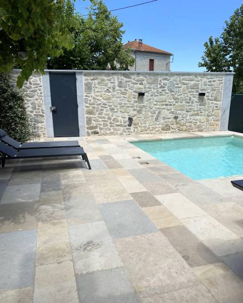 Quelle pierre naturelle choisir pour un carrelage extérieur en terrasse, plage de piscine ?