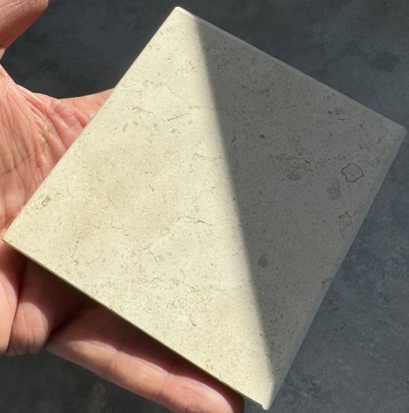 La pierre de Cassis, autrefois extraite en Provence, n'étant plus exploitée, nous proposons désormais la pierre Sainte-Croix B5 comme alternative idéale pour vos éviers et carrelages.