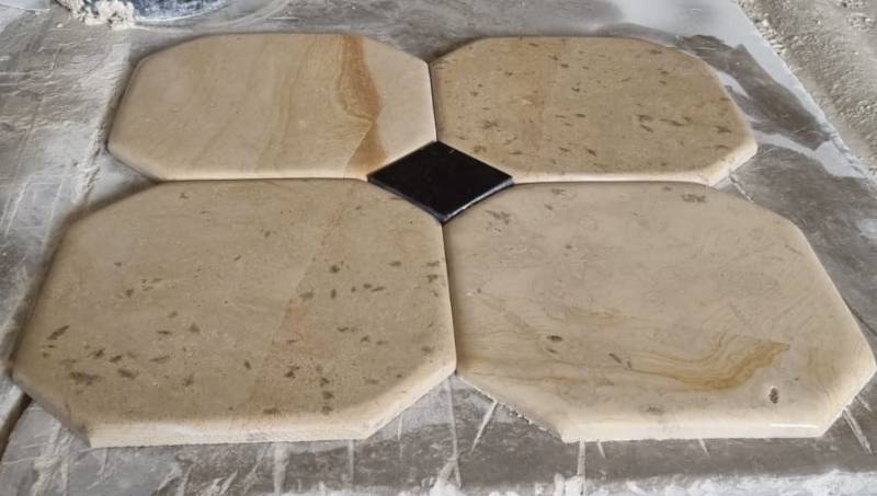 Dallage cabochon original et unique en Montagnac Doré et pierre noire