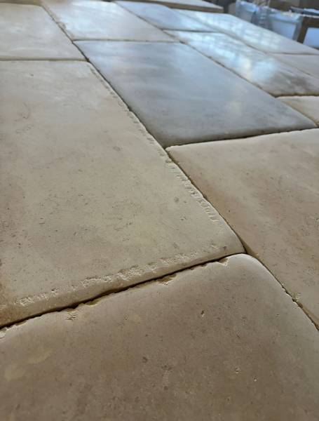 Dalle ancienne en pierres du Périgord toutes nuances de beige et de gris