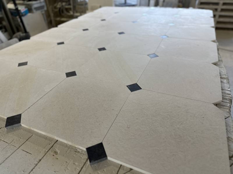 Les dalles et carreaux en pierre naturelle sont un excellent choix pour votre maison