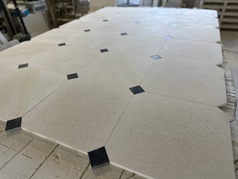 Montagnac Crème avec cabochon sur 4 pans coupés par dalle