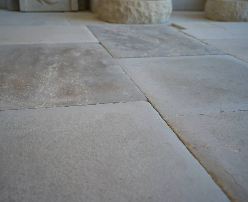 Dallage en pierre naturelle de France : livraison à Vesancy (Ain, Auvergne-Rhône-Alpes).