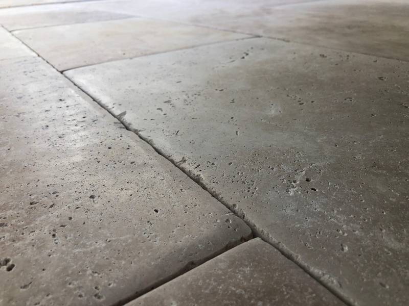 TRAVERTIN NIMES, dallage intérieur et extérieur, livraison avec camion hayon et camion-grue.