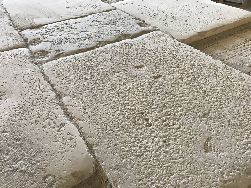 Dallage en pierre naturelle patinée à la main en Provence