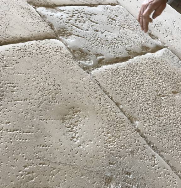 Dallage en Pierre Naturelle Finition Monastère - ROCHE D’OR : Élégance Authentique