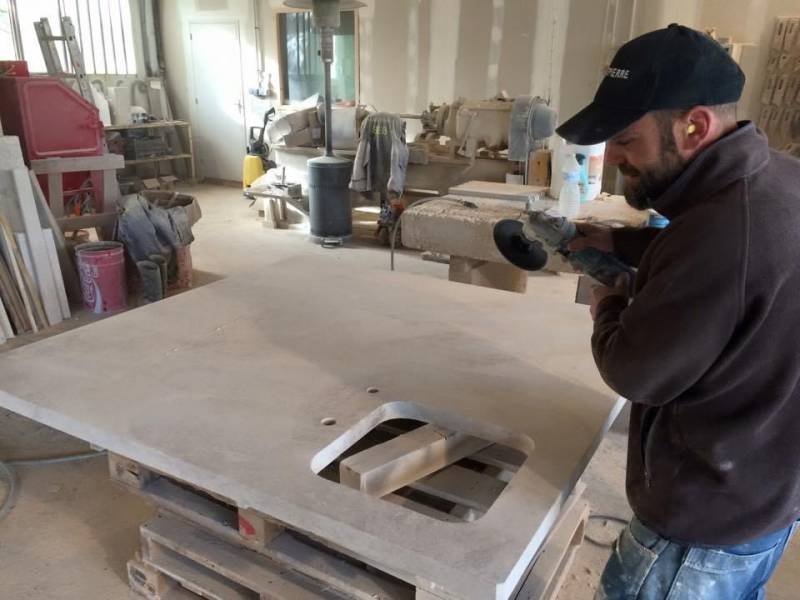 Ateliers pierre à Valliguières façonnage d'un plan de travail en pierre provenance de carrière de Bourgogne. Livraison Région parisienne