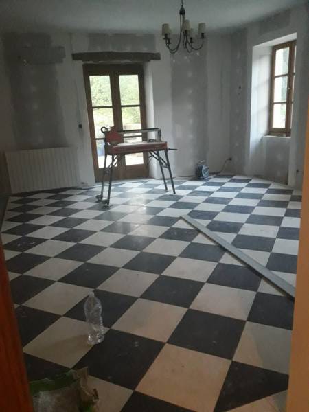 Dallage contemporain à damier en pierre naturelle à Lyon 69