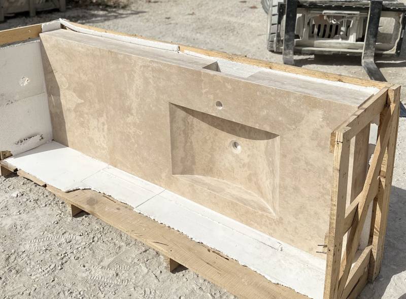 TRAVERTIN MONTELIMAR, dallage intérieur et extérieur, livraison avec camion hayon et camion-grue.