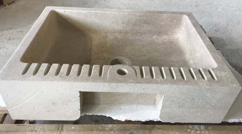 Evier massif en pierre naturelle de Bourgogne entre Uzès Tavel et Avignon