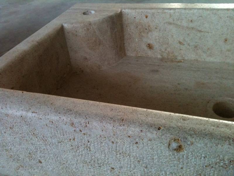 Evier en pierre naturelle patinée à la main