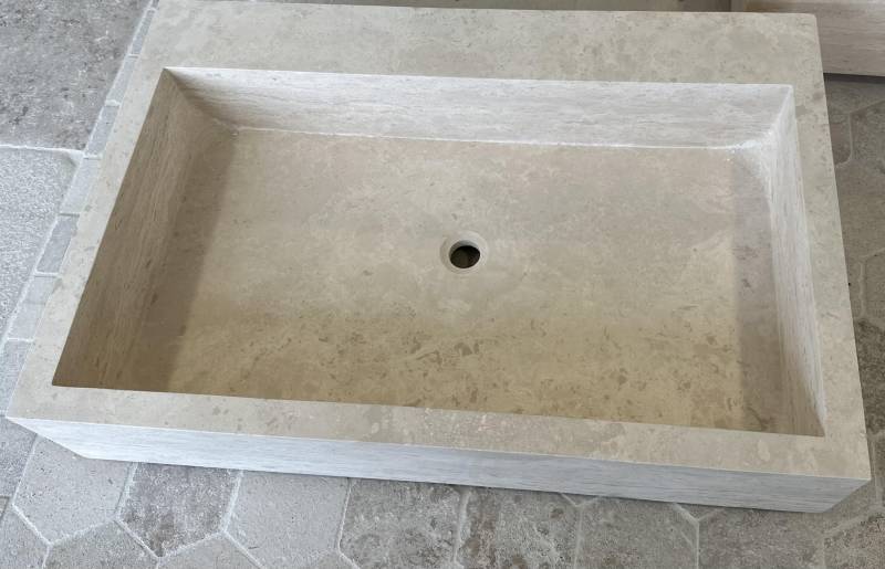 TRAVERTIN MONTELIMAR, dallage intérieur et extérieur, livraison avec camion hayon et camion-grue.