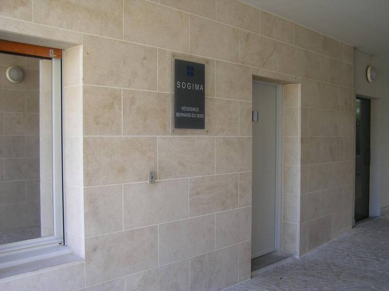 Façade en pierre naturelle de Bourgogne Franche Comté, Semond hors IGP, une pierre calcaire locale reconnue pour son authenticité, sa durabilité et son esthétique intemporelle. Véritable Pierre de Bourgogne Franche-Comté