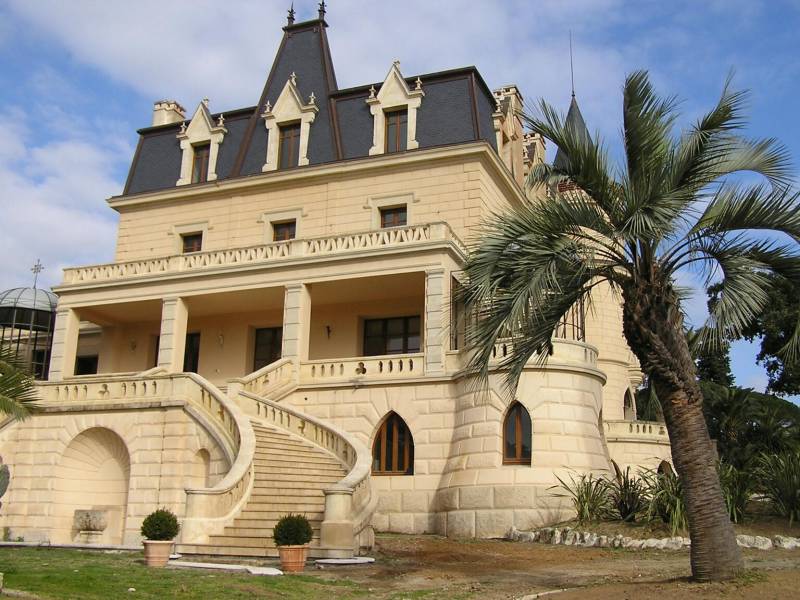 Saint-Tropez Dallage intérieur, extérieur et escalier monumental en fournitire de qualité en pierre naturelle de France - FRANCEPIERRE.