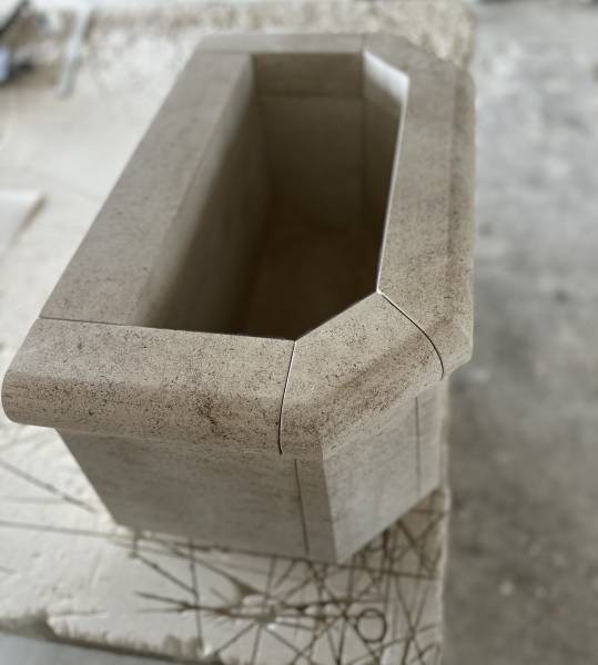 Taille de pierre en Semond extraite en Bourgogne-Franche-Comté (hors IGP) par Eric Babouillard pour dallage terrasse piscine en pierre naturelle à Lyon : le choix durable et esthétique par FRANCEPIERRE