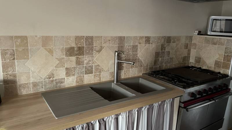 Travertin pour intérieur, terrasse et plage de piscine, visible au 36 rue de Bourgogne à Paris sur RDV