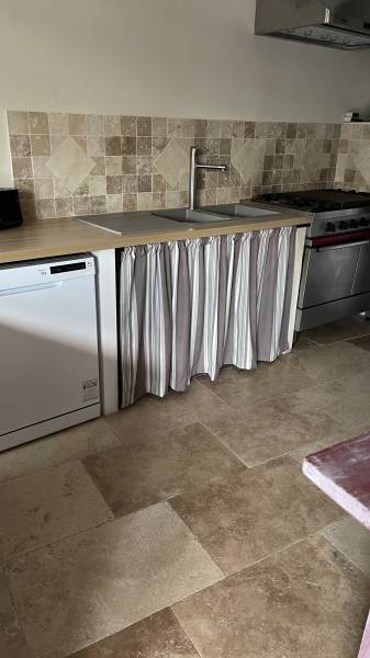 TRAVERTIN UZES, dallage intérieur et extérieur, sol et mur livraison avec camion hayon et camion-grue.