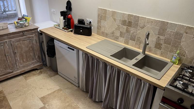 Travertin pierre naturelle pour carrelage et parement, Route de Montpellier à Nîmes dans le Gard.