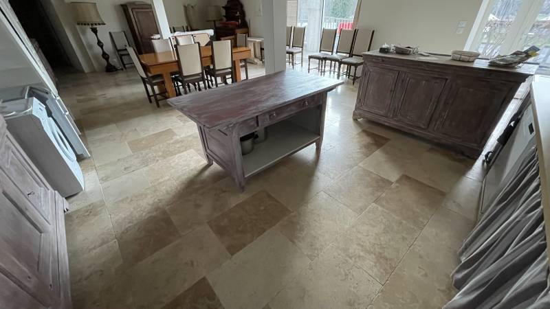 Travertin pour intérieur, terrasse et plage de piscine, visible au 36 rue de Bourgogne à Paris sur RDV