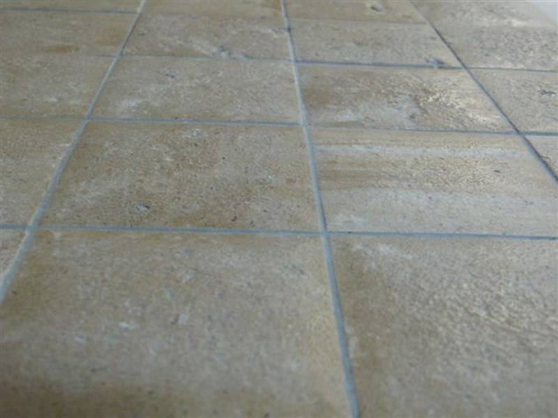 Dalle, dallage modèle pierre de Semond (non IGP) adoucie chants bombés, vieilli à la main, pierre naturelle provenant de Bourgogne Franche Comté