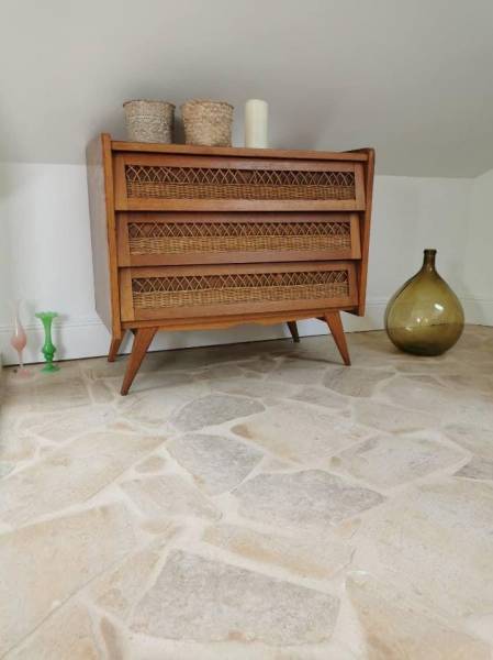 Opus Incertum en Pierre naturelle de Dordogne Montagnac Crème : Un revêtement élégant et durable pour votre intérieur et extérieur.